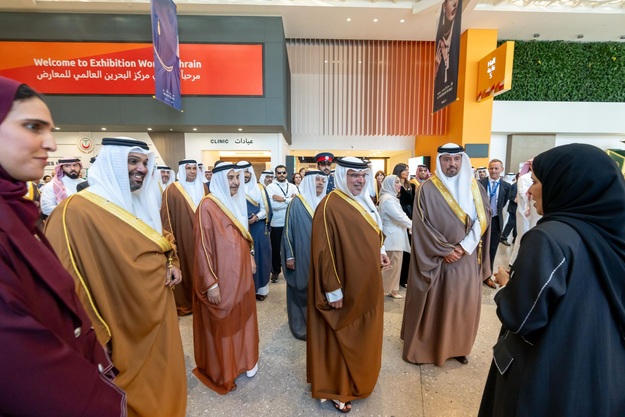 ولي العهد رئيس مجلس الوزراء يطلع على تطبيق مستحدث لنظام (معارض 2)<